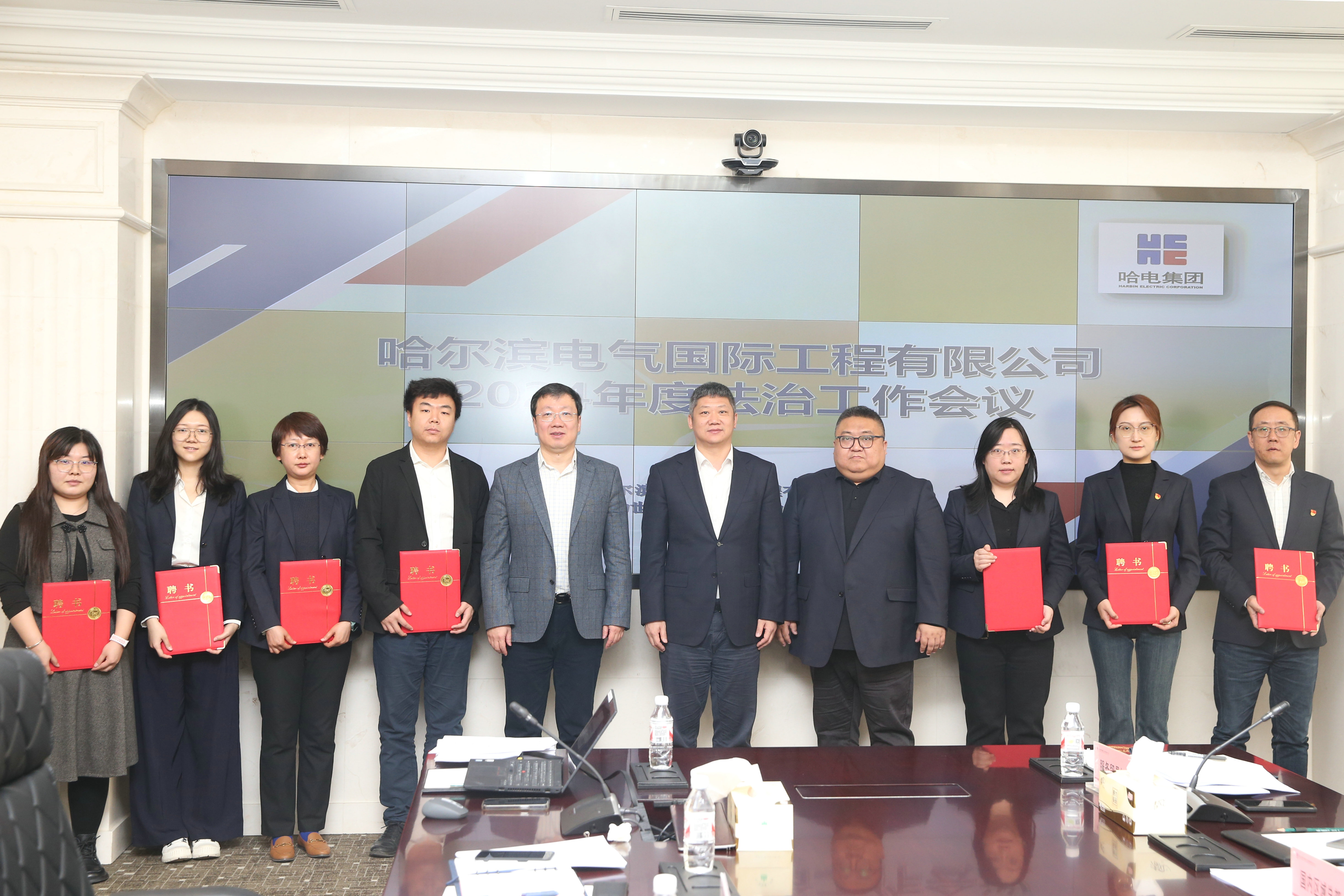 腾博官网诚信为本国际为部门重点部门司法照拂宣告聘书.jpg 腾博官网诚信为本国际为部门重点部门司法照拂宣告聘书.jpg