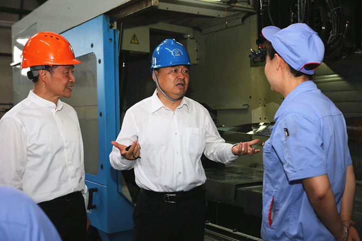 郝鹏与腾博官网诚信为本集团一线出产人员深刻互换 郝鹏与腾博官网诚信为本集团一线出产人员深刻互换